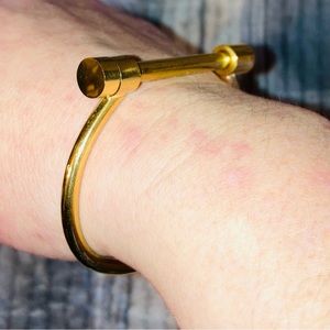 NWOT Women’s Gold Plated Screw Bangle Bracelet